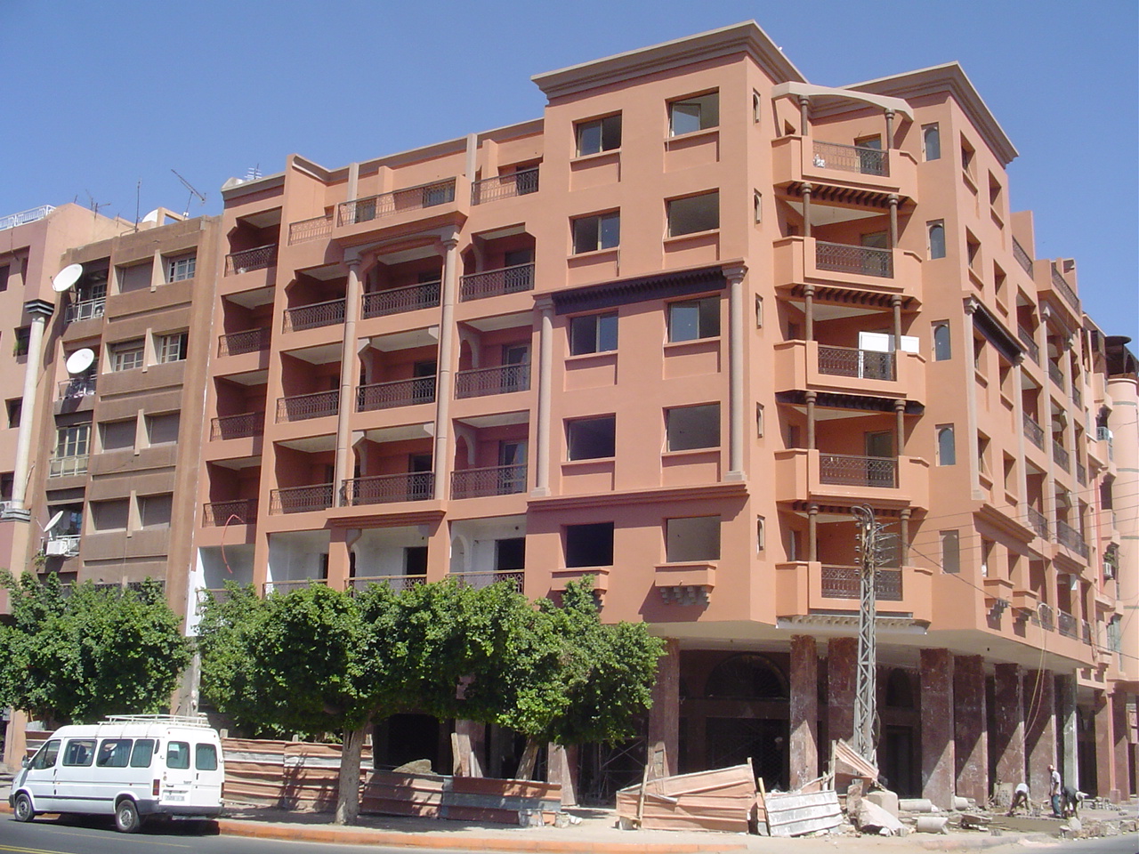 Avenida urbana del barrio de Guéliz en Marrakech