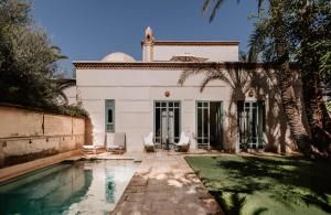 Les Deux Tours: piscina o equipamiento de la propiedad