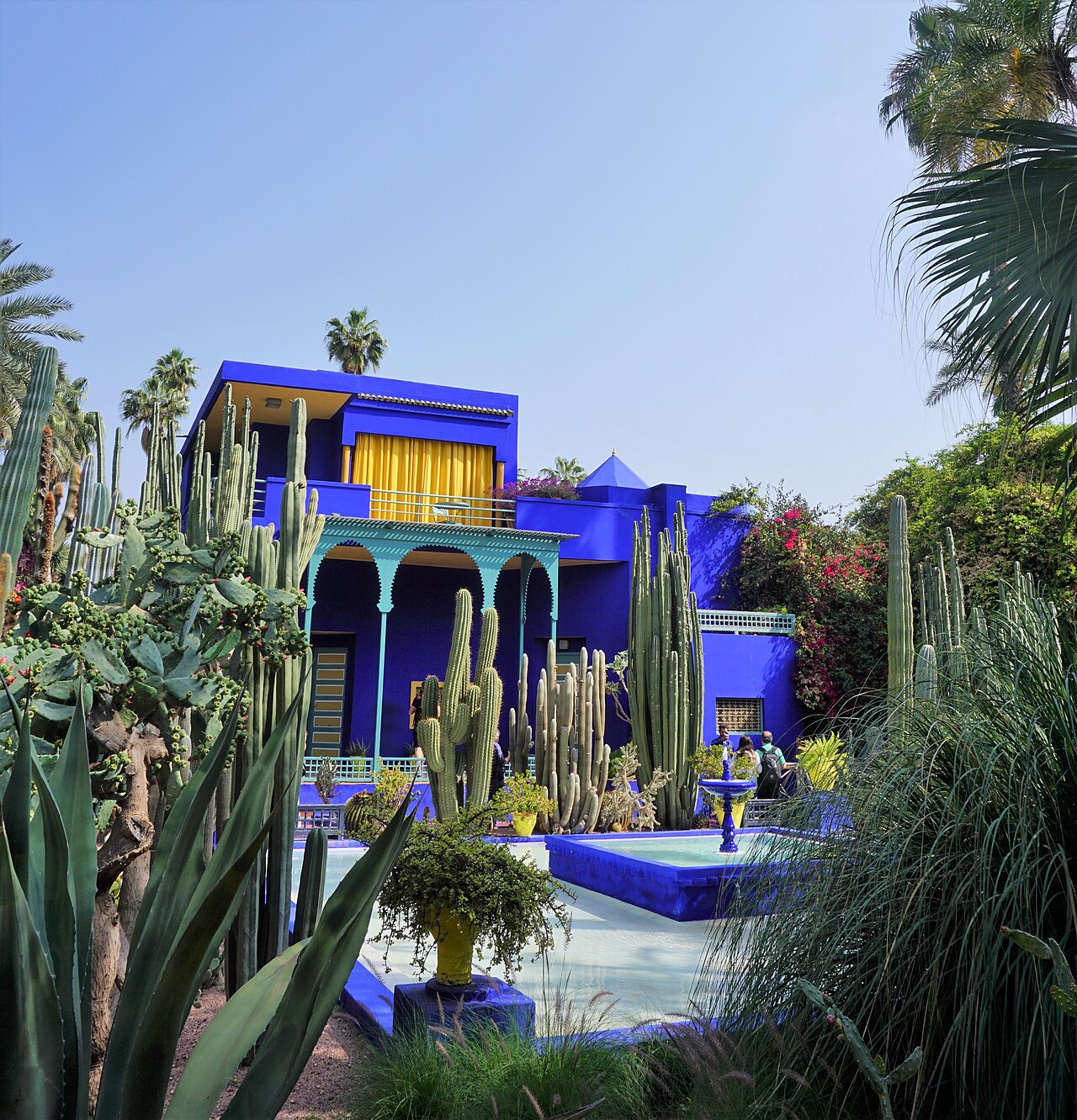 Vegetación y arquitectura azul en el Jardín Majorelle