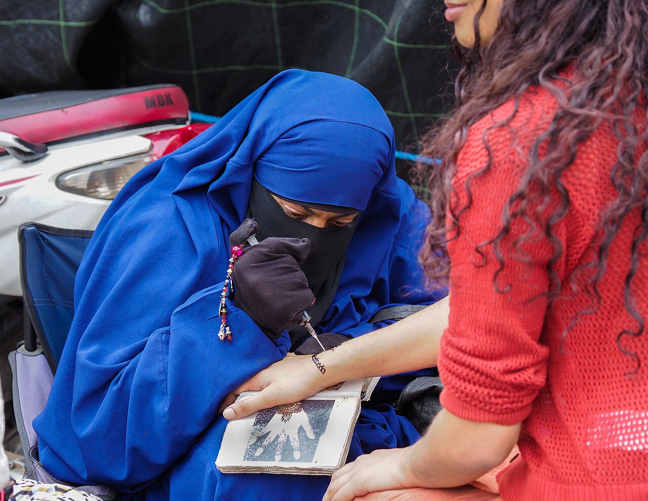 Artesano trabajando una lámpara en la medina de Marrakech