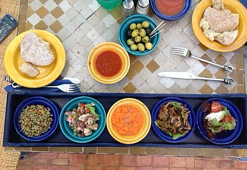 Selección de ensaladas marroquíes servidas al centro