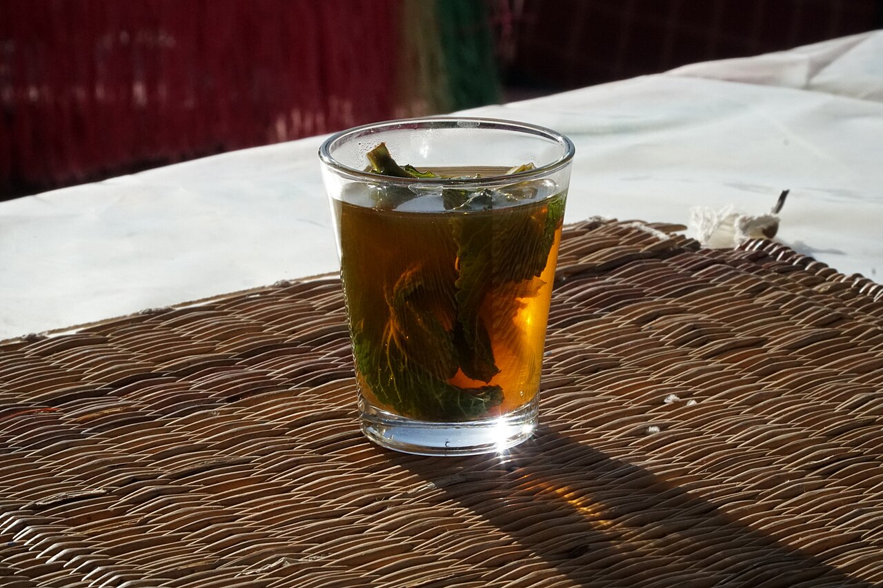 Servicio de té verde con menta en Marrakech