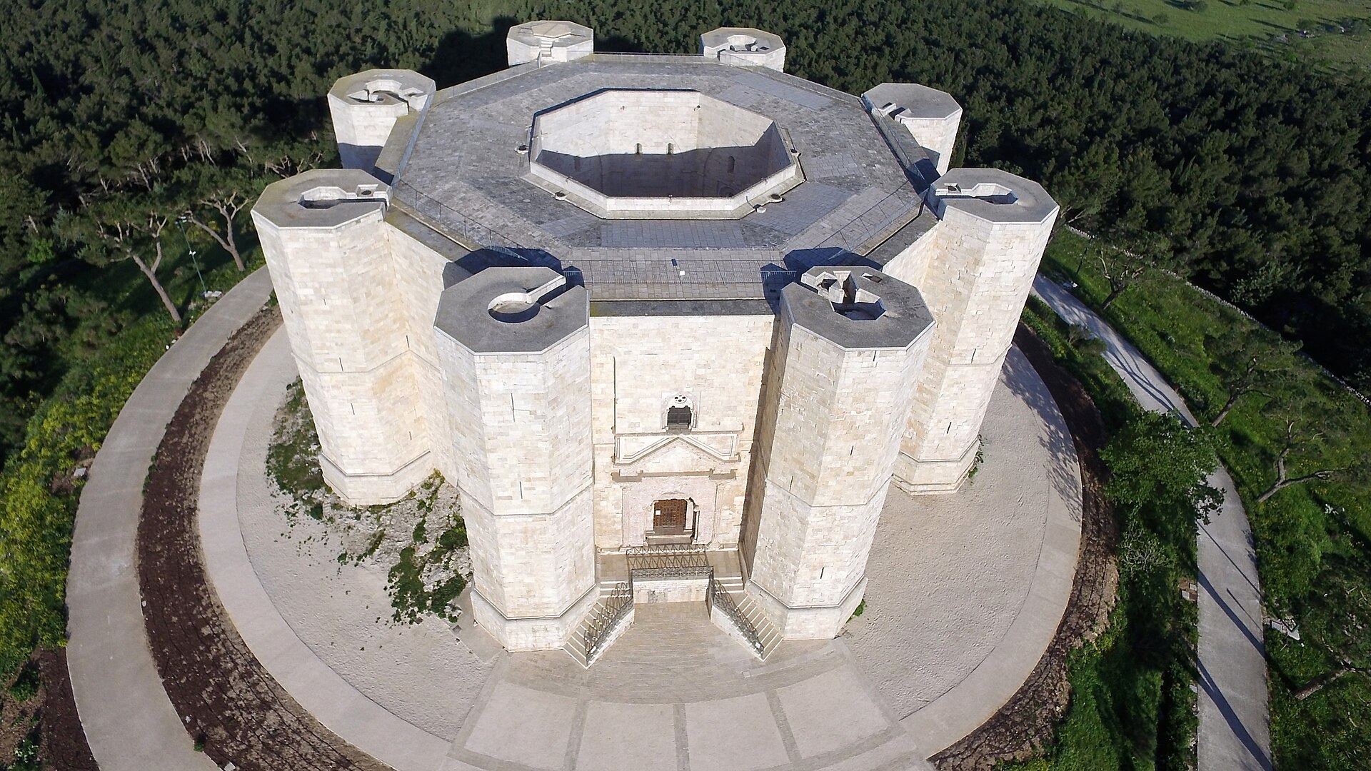 Castel del Monte de planta octogonal en el paisaje de Puglia