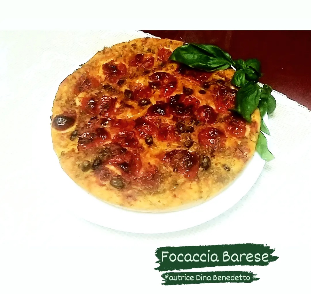 Focaccia barese horneada con tomate y aceitunas