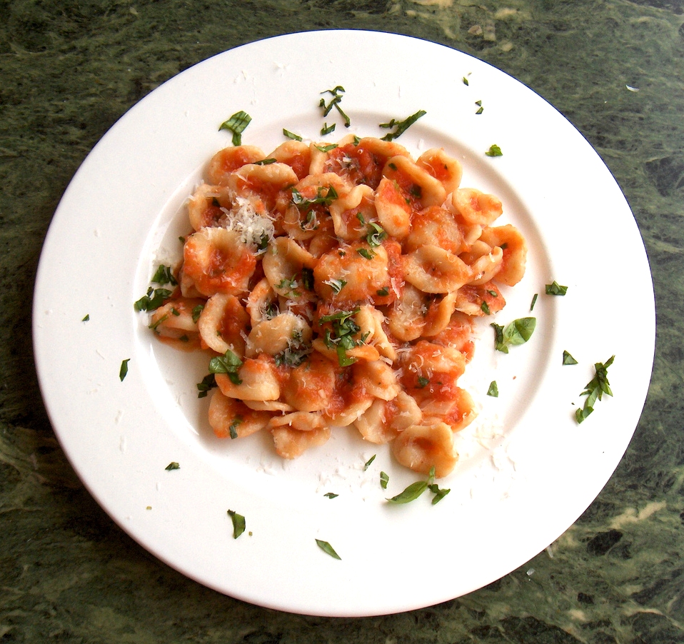 Orecchiette pugliesas con forma de pequeñas orejas