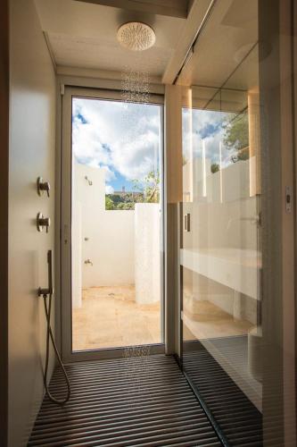 Baño acristalado contiguo a la habitación en Il Trullino