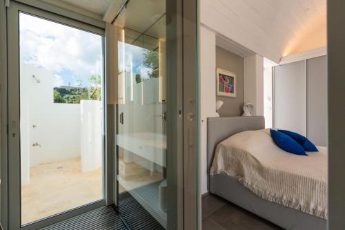 Dormitorio luminoso con salida acristalada en Il Trullino