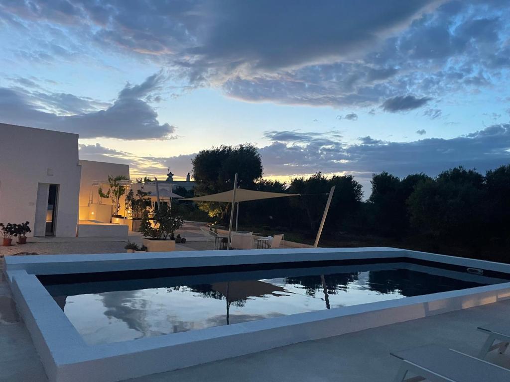 Piscina de Il Trullino al atardecer junto a la casa