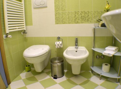 Baño con lavabo y bidé en Masseria Asciano