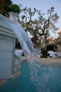 Fuente decorativa con jarrón en Masseria Asciano