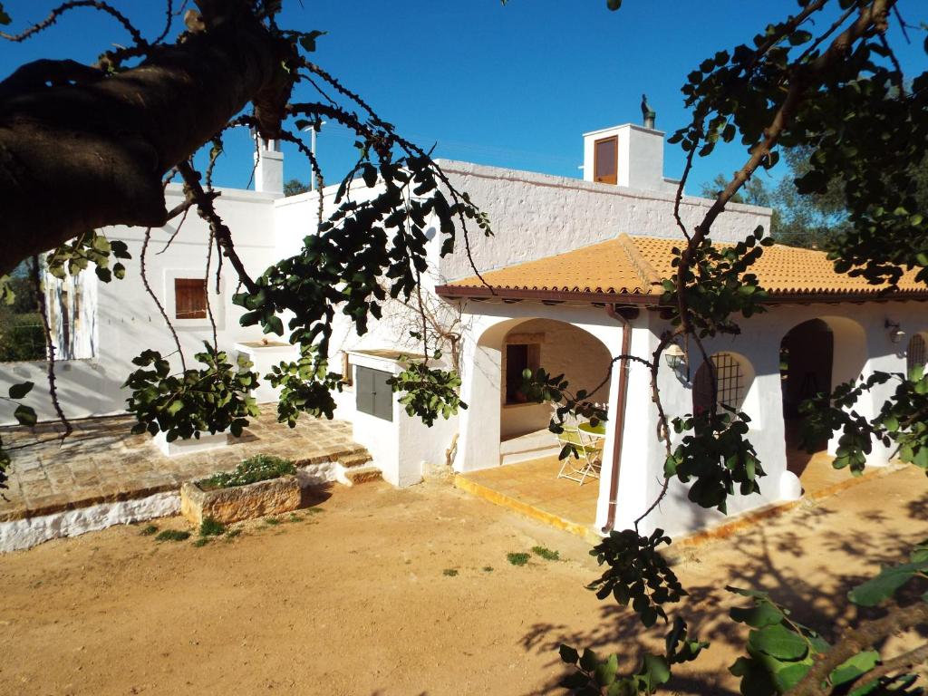 Fachada blanca y patio de masseria LAMA DI GALIZIA en Ostuni
