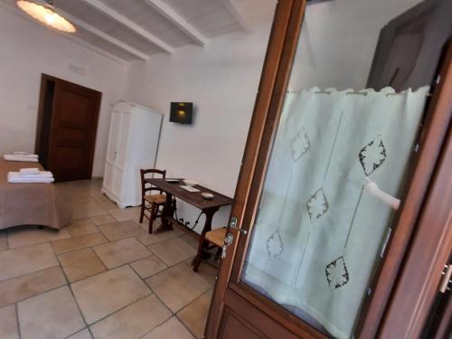 Habitación interior con mesa y puerta acristalada en LAMA DI GALIZIA