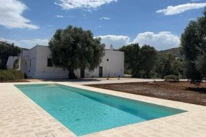 Piscina frente a la casa blanca de LAMA DI GALIZIA
