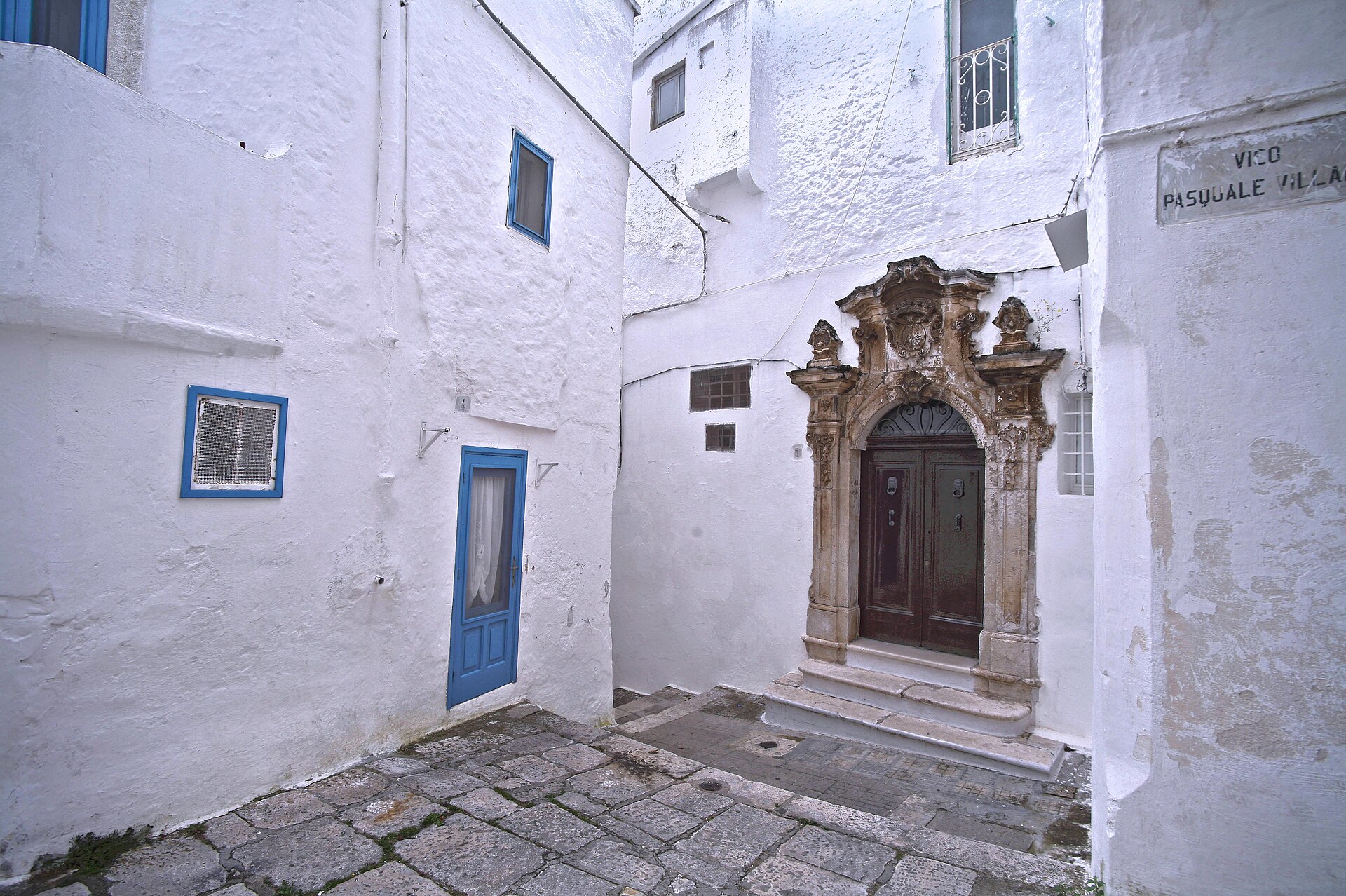 Casas blancas del centro histórico de Ostuni en la colina