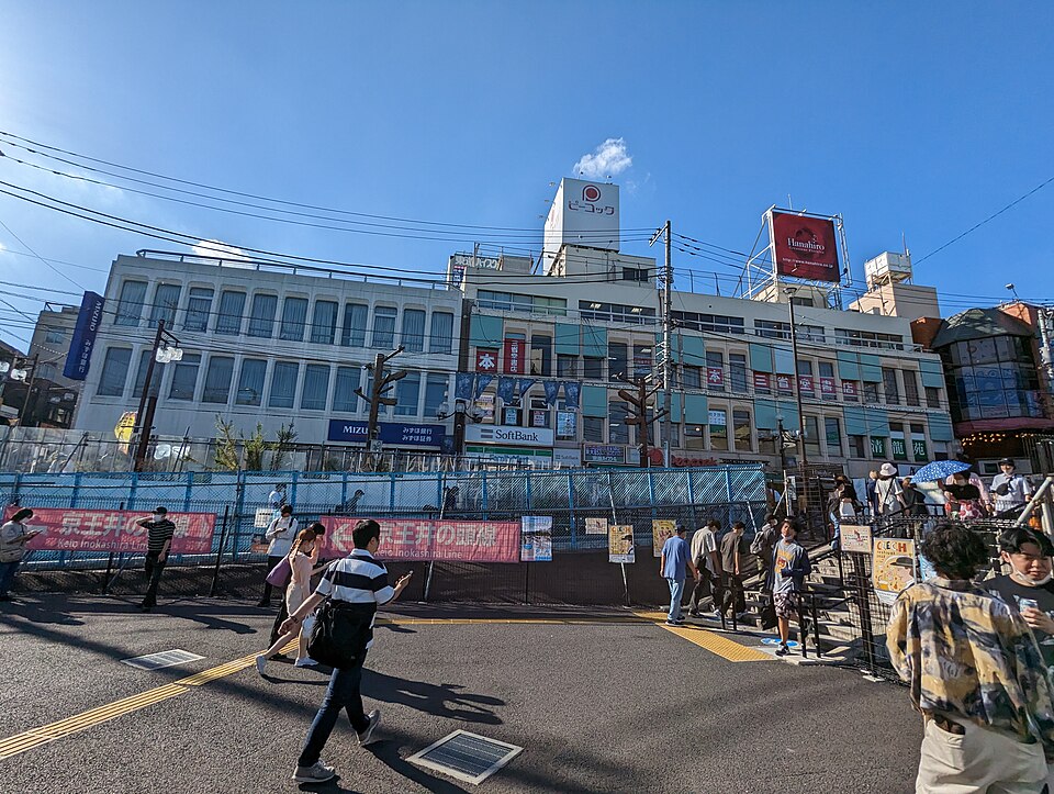 Calle peatonal con comercios pequeños en Shimokitazawa