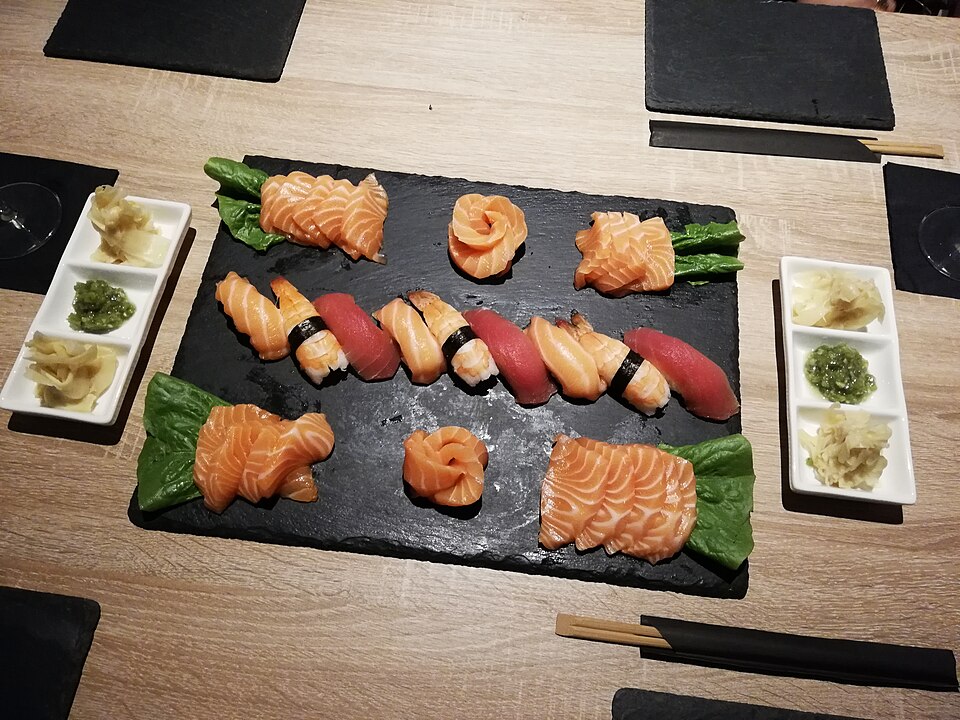 Surtido de piezas de sushi servido sobre una bandeja
