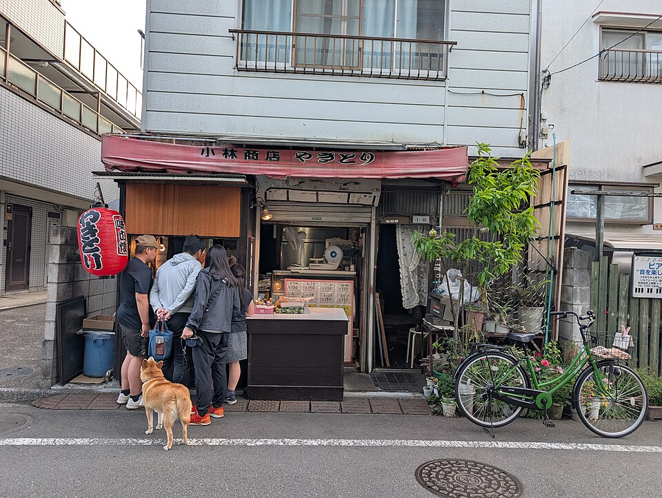 Pequeño local de yakitori con faroles rojos en Setagaya