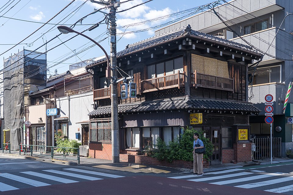 Calle residencial y café en una casa de madera de Yanaka