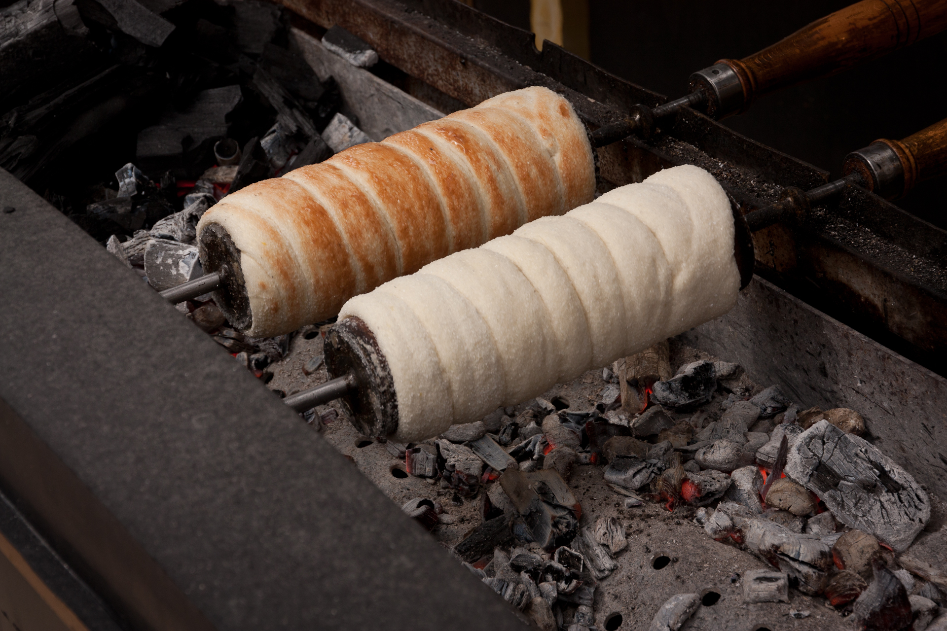 Kürtőskalács dorado con forma de cilindro hueco