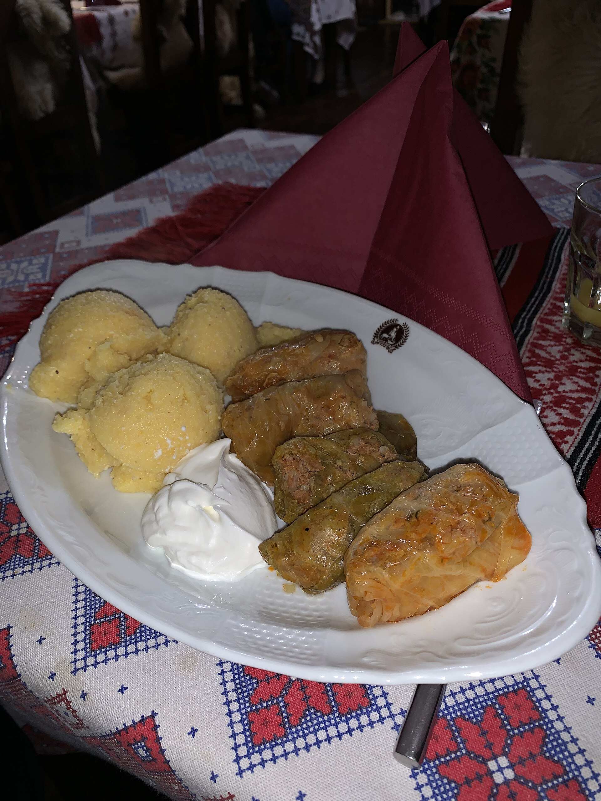 Sarmale rumanos enrollados servidos con crema agria