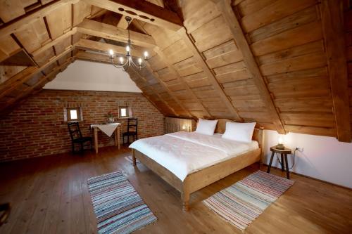 Dormitorio abuhardillado de madera en Azuria Viscri