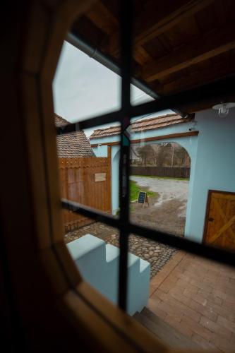 Patio visto desde una ventana en Azuria Viscri