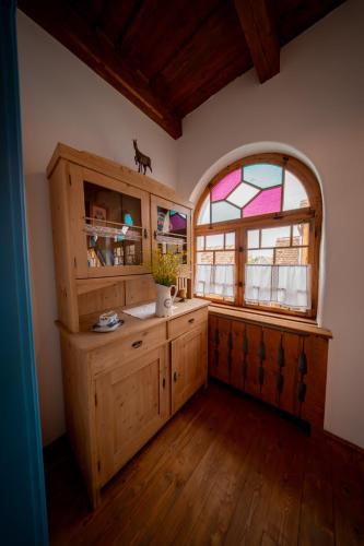 Cocina con armarios de madera en Azuria Viscri