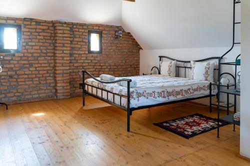 Dormitorio con pared de ladrillo en Viscri 195