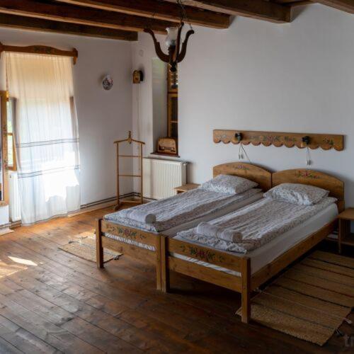 Dormitorio rústico con cama doble en Viscri 195