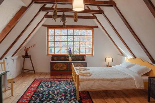 Dormitorio abuhardillado con ventana en Viscri 9