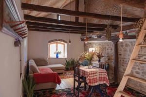 Sala de estar con mesa y sofá en Viscri 9