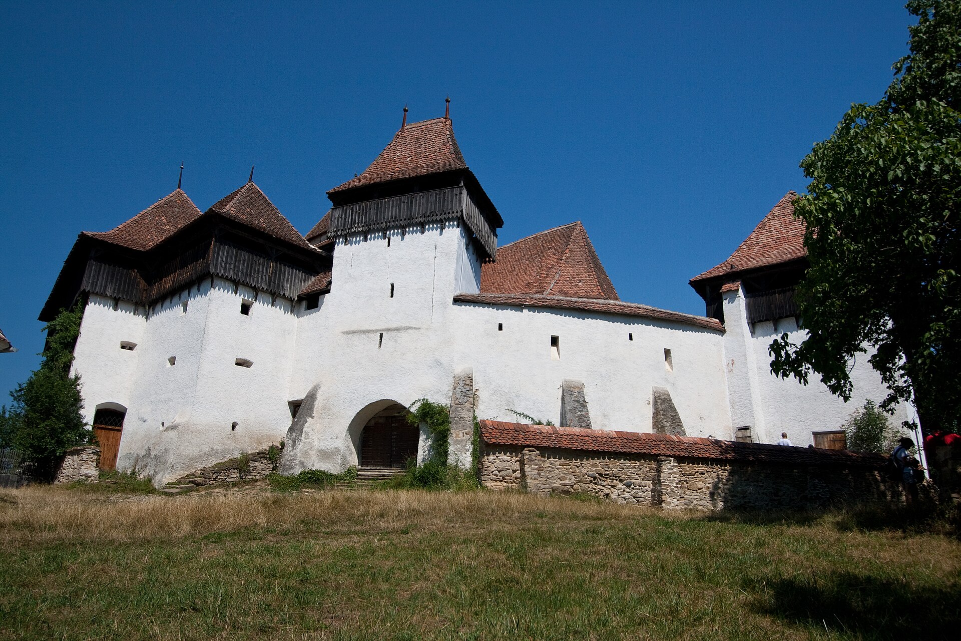 Iglesia fortificada entre las casas de una aldea transilvana
