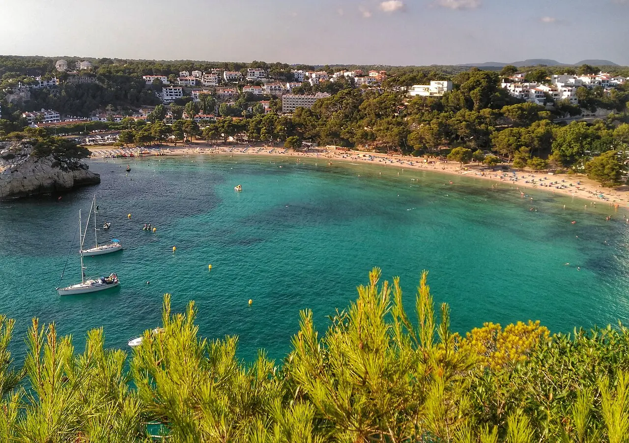 Vista elevada de Cala Galdana y su bahía de agua turquesa