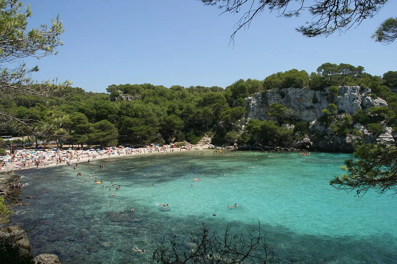 Agua turquesa y pinar en Cala Macarella, Menorca