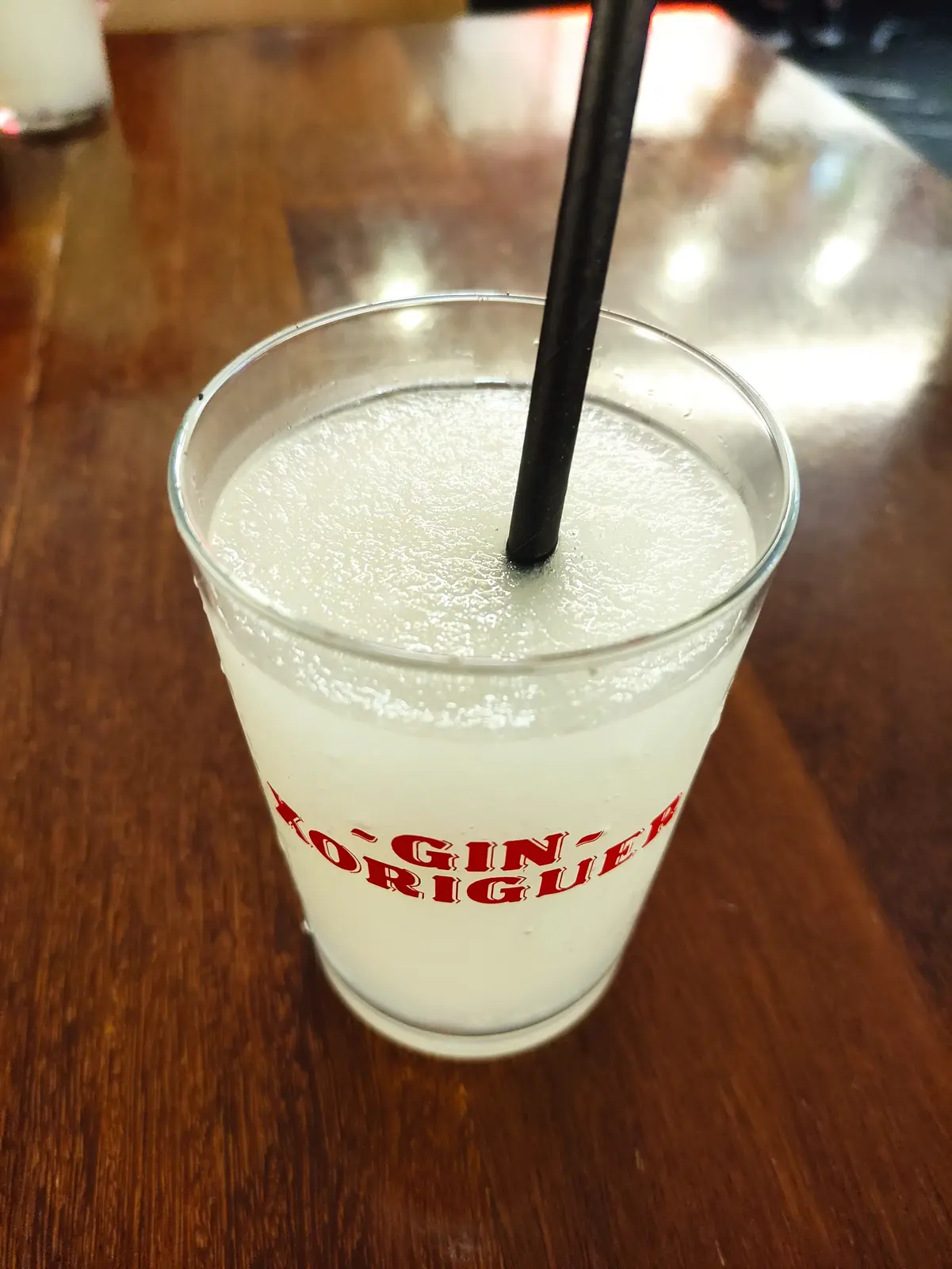 Vaso de pomada menorquina preparada con gin y limonada